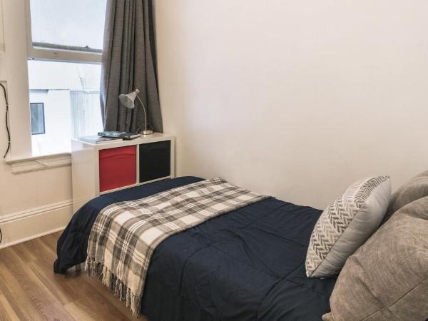 Pyramid Nightly Stays : photo 5 de la chambre chambre simple avec salle de bains commune