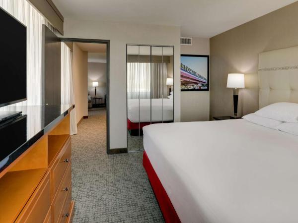 Drury Inn & Suites Phoenix Airport : photo 3 de la chambre suite lit king-size avec canapé-lit et terrasse