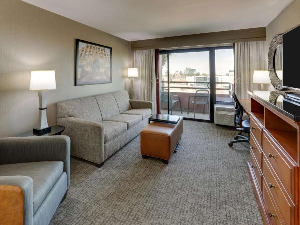 Drury Inn & Suites Phoenix Airport : photo 1 de la chambre suite lit queen-size avec canapé-lit, terrasse et douche accessible en fauteuil roulant - adaptée aux personnes malentendantes