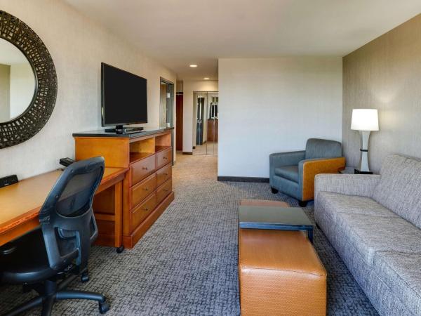 Drury Inn & Suites Phoenix Airport : photo 2 de la chambre suite lit queen-size avec canapé-lit, terrasse et douche accessible en fauteuil roulant - adaptée aux personnes malentendantes