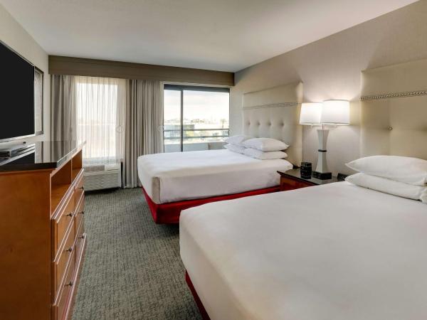 Drury Inn & Suites Phoenix Airport : photo 3 de la chambre suite lit queen-size avec canapé-lit, terrasse et douche accessible en fauteuil roulant - adaptée aux personnes malentendantes