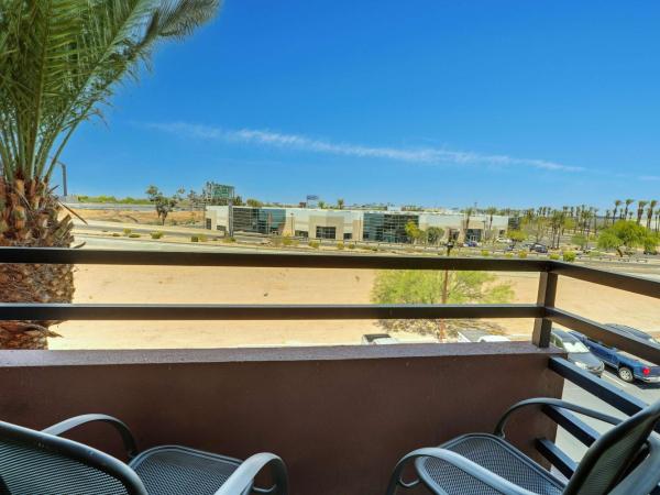 Drury Inn & Suites Phoenix Airport : photo 5 de la chambre suite lit queen-size avec canapé-lit, terrasse et douche accessible en fauteuil roulant - adaptée aux personnes malentendantes