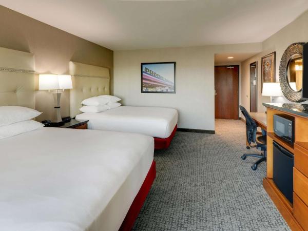 Drury Inn & Suites Phoenix Airport : photo 3 de la chambre chambre de luxe avec 2 lits queen-size et balcon