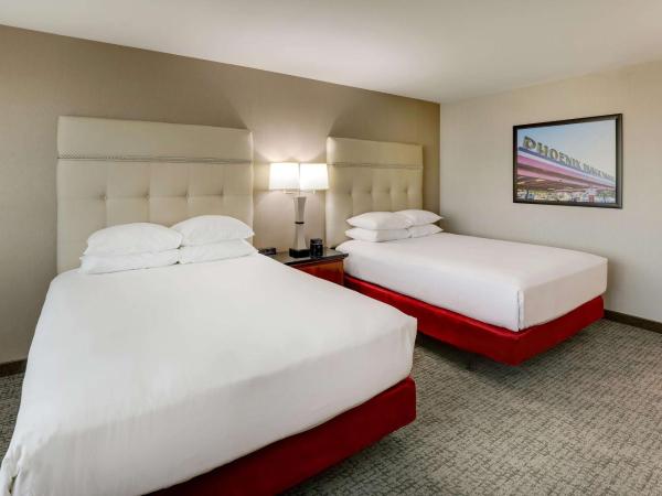 Drury Inn & Suites Phoenix Airport : photo 4 de la chambre chambre supérieure avec 2 lits queen-size et baignoire - adaptée aux personnes malentendantes