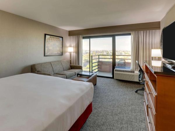 Drury Inn & Suites Phoenix Airport : photo 1 de la chambre chambre lit king-size de luxe avec terrasse et canapé-lit - non-fumeurs