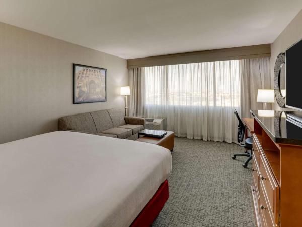 Drury Inn & Suites Phoenix Airport : photo 1 de la chambre chambre lit king-size deluxe avec canapé-lit
