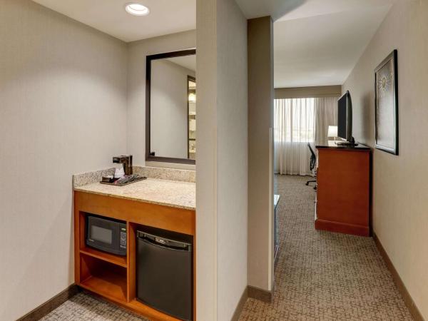 Drury Inn & Suites Phoenix Airport : photo 3 de la chambre chambre lit king-size deluxe avec canapé-lit