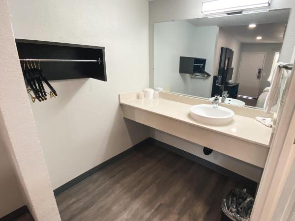 Motel 6-Sacramento, CA - North : photo 4 de la chambre chambre lit queen-size