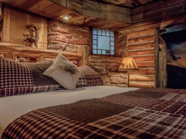 The Anniversary Inn - South Temple : photo 3 de la chambre chambre lit queen-size - vue sur piscine