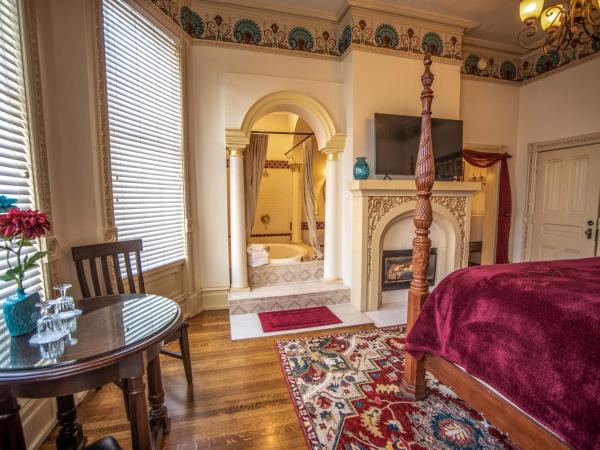 The Anniversary Inn - South Temple : photo 4 de la chambre chambre lit king-size - vue sur lac