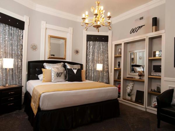 The Anniversary Inn - South Temple : photo 4 de la chambre chambre lit king-size - vue sur piscine