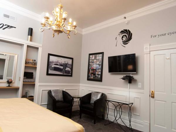 The Anniversary Inn - South Temple : photo 3 de la chambre chambre lit king-size - vue sur piscine