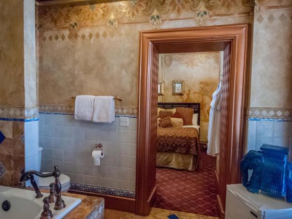 The Anniversary Inn - South Temple : photo 2 de la chambre chambre lit king-size avec baignoire spa