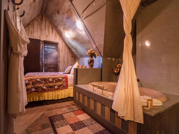 The Anniversary Inn - South Temple : photo 2 de la chambre chambre lit queen-size avec baignoire spa