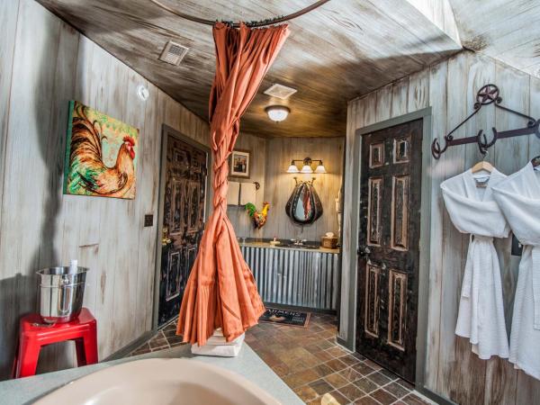 The Anniversary Inn - South Temple : photo 3 de la chambre chambre lit queen-size avec baignoire spa