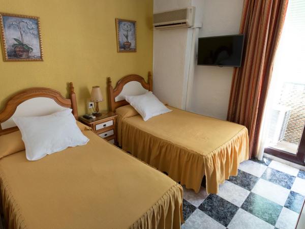 Pension Zurita : photo 2 de la chambre chambre double ou lits jumeaux avec salle de bains commune