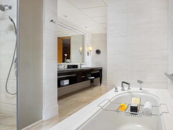 Shangri-La Nanjing : photo 6 de la chambre chambre lit king-size horizon – vue sur lac