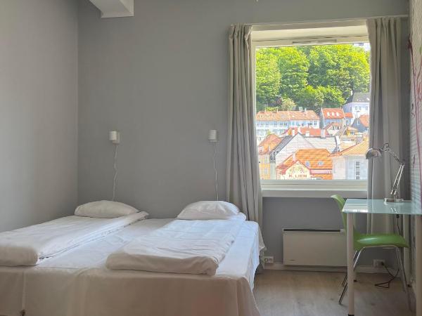 City Hostel Bergen : photo 2 de la chambre chambre double avec salle de bains commune