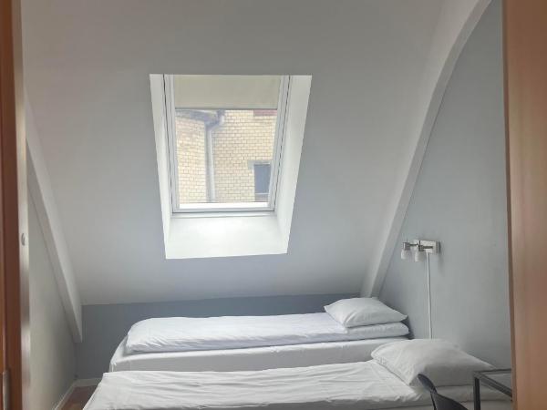 City Hostel Bergen : photo 1 de la chambre chambre lits jumeaux avec salle de bains commune