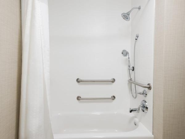 Holiday Inn Express & Suites - Columbus Airport East, an IHG Hotel : photo 1 de la chambre chambre standard avec 2 lits queen-size - adaptée aux personnes malvoyantes/malentendantes