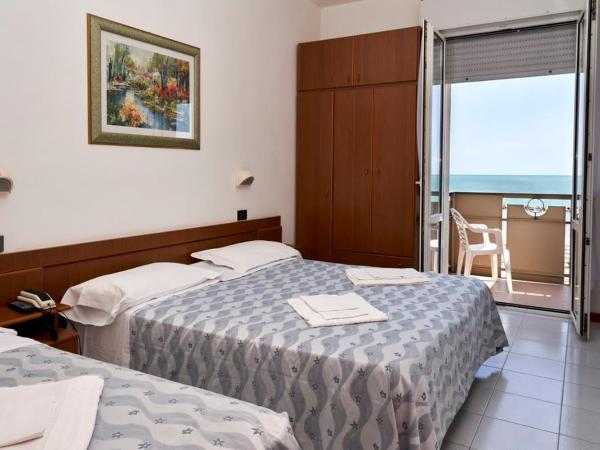 Hotel Atlantic : photo 2 de la chambre chambre triple avec vue sur la mer et accès à la plage