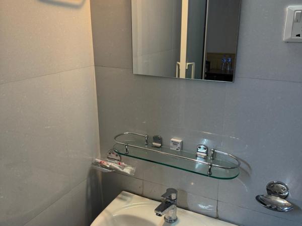 Boudha Dungkar guest house : photo 4 de la chambre chambre double avec salle de bains privative