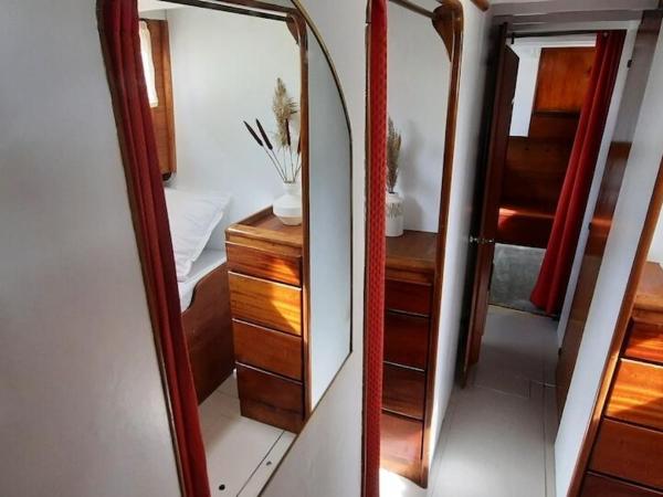 Yacht Historique vieux port La Rochelle : photo 1 de la chambre cabine familiale dans un bateau