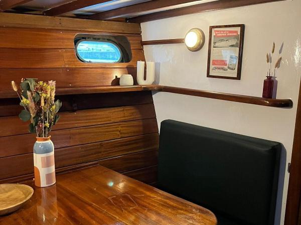 Yacht Historique vieux port La Rochelle : photo 9 de la chambre cabine familiale dans un bateau