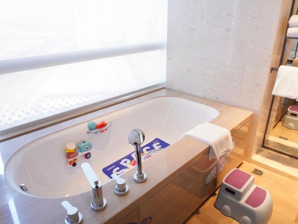 Crowne Plaza Dalian Sports Center, an IHG Hotel : photo 3 de la chambre chambre lits jumeaux standard avec accès au salon