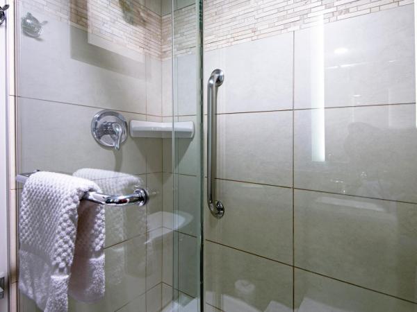 DoubleTree by Hilton - Kamloops : photo 9 de la chambre chambre lit king-size - non-fumeurs