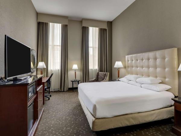 Drury Plaza Hotel New Orleans : photo 1 de la chambre  chambre lit king-size de luxe
