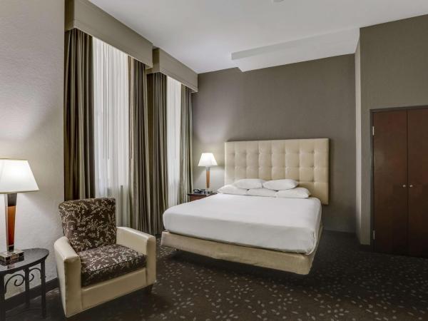 Drury Plaza Hotel New Orleans : photo 3 de la chambre chambre lit king-size deluxe - accessible aux personnes à mobilité réduite