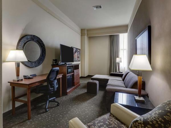 Drury Plaza Hotel New Orleans : photo 1 de la chambre chambre lit king-size supérieure