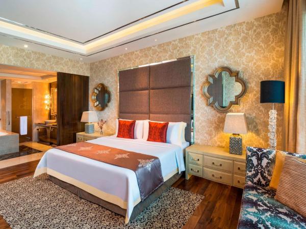 The St. Regis Mumbai : photo 1 de la chambre suite métropolitaine avec 1 lit king-size - vue sur l'hippodrome - Étage supérieur