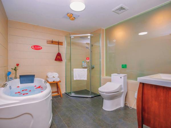 Wenjun Courtyard Hotel,3mins walk from Tonghuimen metro station ,located in the city center ,walking distance to many scenic areas, English-speaking service : photo 3 de la chambre deluxe family suite with bathtub（free pick up service for 3 successive nights , free laundry service , free drinks ）