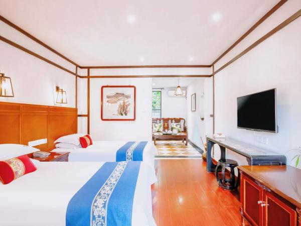Wenjun Courtyard Hotel,3mins walk from Tonghuimen metro station ,located in the city center ,walking distance to many scenic areas, English-speaking service : photo 1 de la chambre garden-view twin room（free pick up service for 3 successive nights , free laundry service , free drinks ）