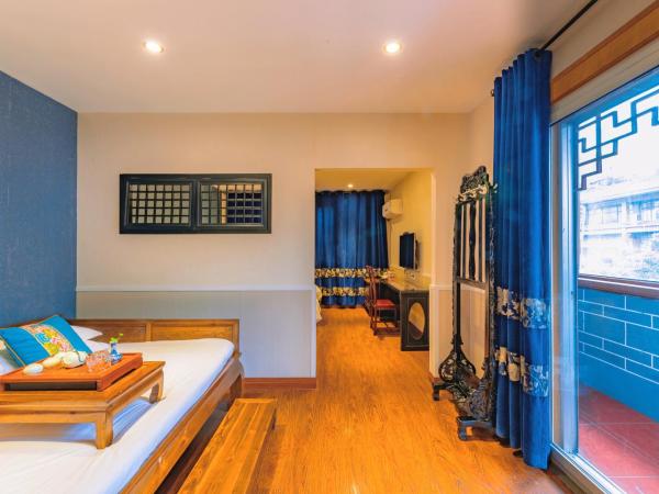 Wenjun Courtyard Hotel,3mins walk from Tonghuimen metro station ,located in the city center ,walking distance to many scenic areas, English-speaking service : photo 2 de la chambre family suite with balcony（free pick up service for 3 successive nights , free laundry service , free drinks ）