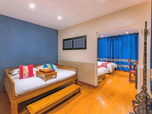 Wenjun Courtyard Hotel,3mins walk from Tonghuimen metro station ,located in the city center ,walking distance to many scenic areas, English-speaking service : photo 1 de la chambre family suite with balcony（free pick up service for 3 successive nights , free laundry service , free drinks ）