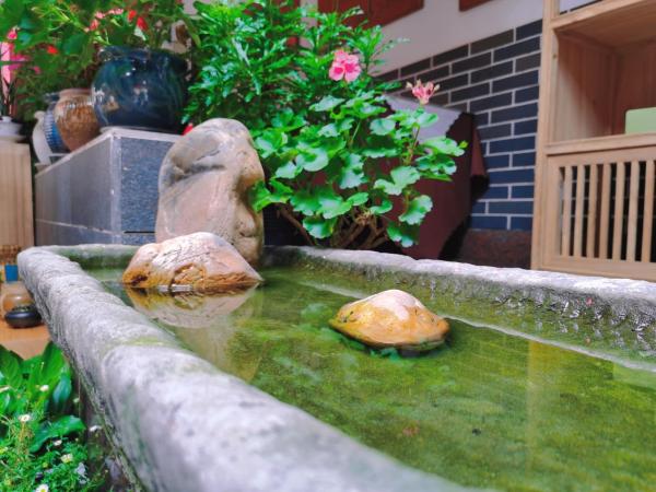 Wenjun Courtyard Hotel,3mins walk from Tonghuimen metro station ,located in the city center ,walking distance to many scenic areas, English-speaking service : photo 6 de la chambre courtyard triple room（free pick up service for 3 successive nights , free laundry service , free drinks ）
