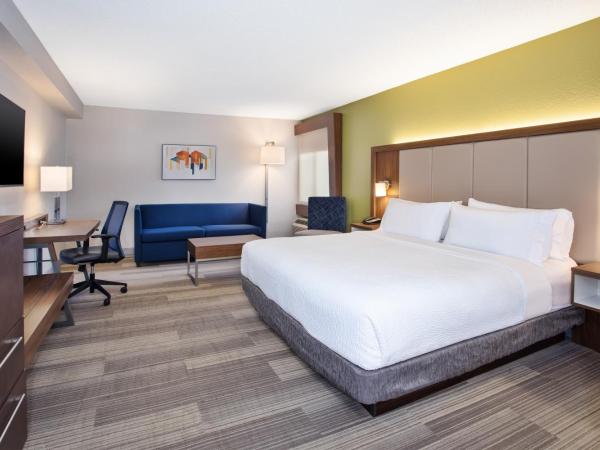 Holiday Inn Express Nashville Airport, an IHG Hotel : photo 1 de la chambre chambre d'angle lit king-size avec canapé-lit