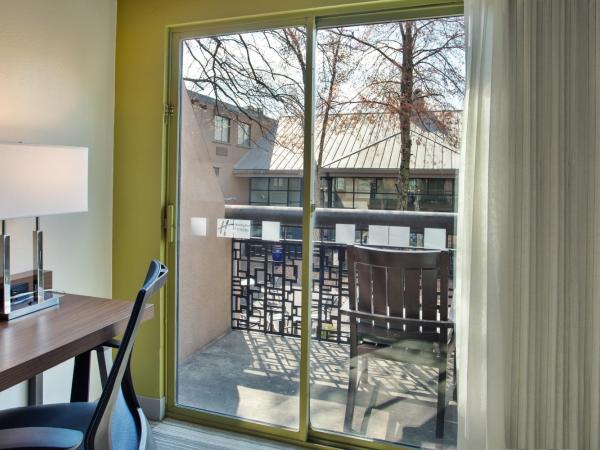 Holiday Inn Express Nashville Airport, an IHG Hotel : photo 2 de la chambre chambre lit king-size avec balcon