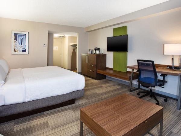 Holiday Inn Express Nashville Airport, an IHG Hotel : photo 2 de la chambre chambre d'angle lit king-size avec canapé-lit