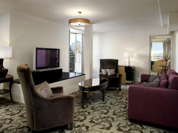 Waldorf Astoria Versailles - Trianon Palace : photo 4 de la chambre suite lit king-size - palace 5 Étoiles - vue sur château