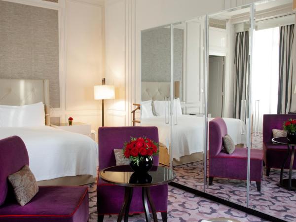 Waldorf Astoria Versailles - Trianon Palace : photo 4 de la chambre suite junior lit king-size-palace 5toiles-vue sur parc