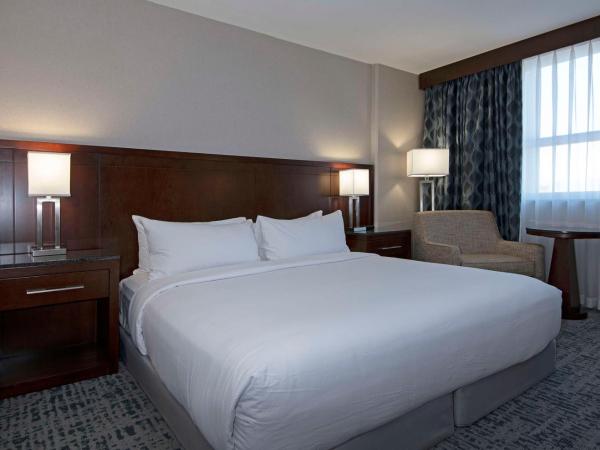 DoubleTree by Hilton - Kamloops : photo 1 de la chambre king room with roll-in shower - mobility and hearing accessible/non-smoking