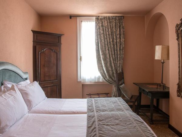 Hotel Nani Mocenigo Palace : photo 10 de la chambre chambre familiale avec salle de bains privative