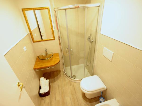 B&B I Portici Di Sottoripa : photo 5 de la chambre chambre lits jumeaux avec salle de bains privative séparée