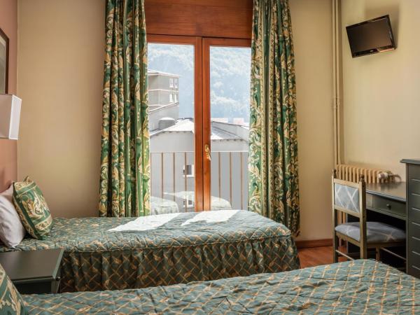 Hotel Sant Jordi by ALEGRIA : photo 3 de la chambre chambre triple (2 adultes & 1 enfant)