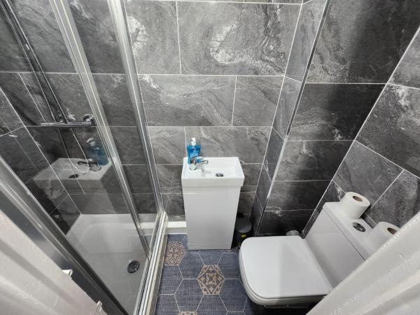4 Bedroom 2 Bathroom Shared House - Near BHX and NEC : photo 9 de la chambre chambre triple avec salle de bains commune