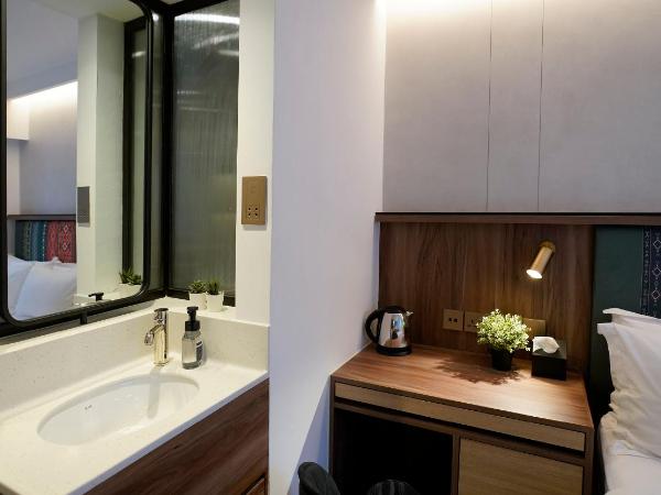 ST Signature Bugis Middle,DAYUSE,9 hours 9AM-6PM : photo 2 de la chambre double room,window, dayuse, 9hrs: 9am-6pm